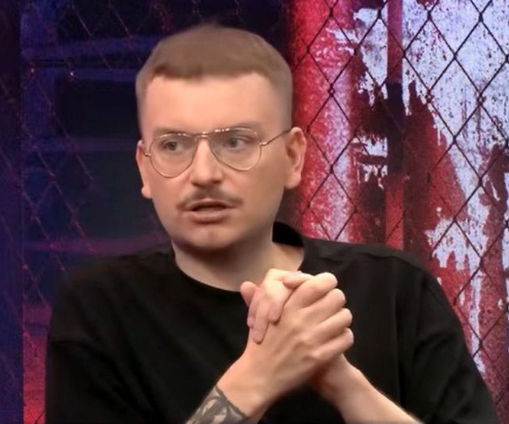 Paweł Paczul w okularach i czarnym t-shircie splata dłonie. O krytyce Roberta Lewandowskiego przeczytasz w Mediatece.