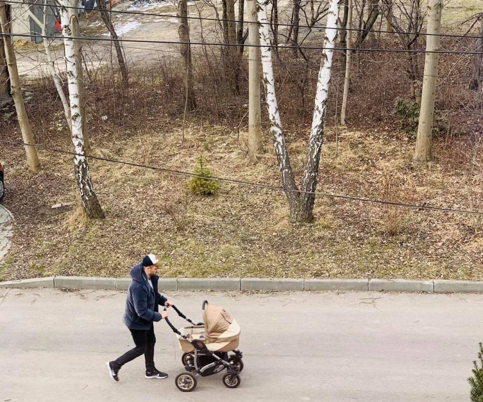 Radny z wózkiem dla dzieci na ulicach Sosnowca. Piękna sprawa! Sypią się gratulacje