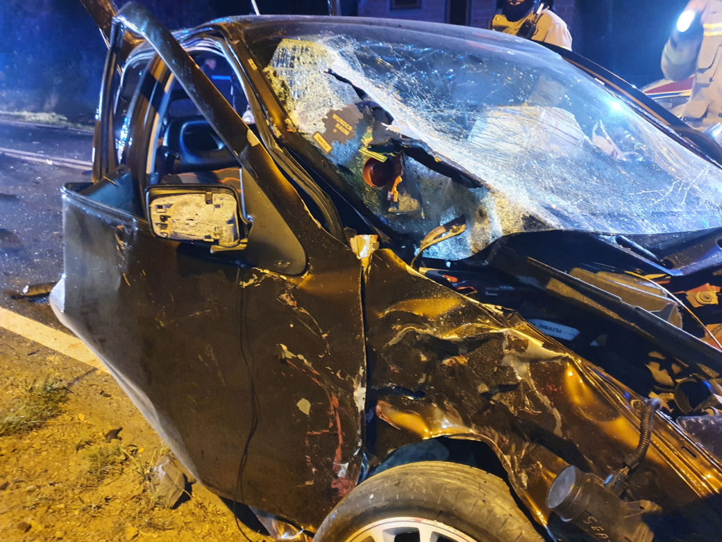 Trzy osoby ranne po czołowym zderzeniu osobówek. 21-latek stracił panowanie nad seatem