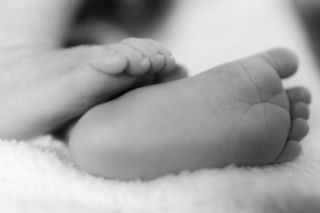 Dwulatka zmarła w męczarniach. Sąd wypuścił rodziców z aresztu