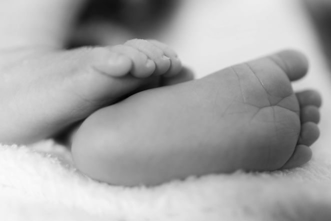 Dwulatka zmarła w męczarniach. Sąd wypuścił rodziców z aresztu