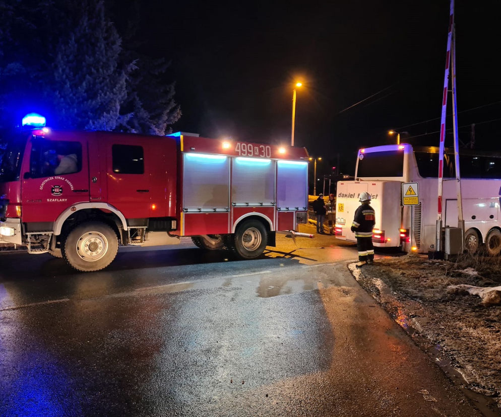 Autokar z dziećmi utknął na przejeździe kolejowym! Podróżni przeżyli koszmar