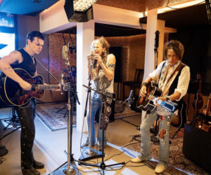 Ikony rocka i wybawiciel gitarowych brzmień w muzycznym przełomie? Aerosmith i YUNGBLUD - recenzja EP-ki One More Time 