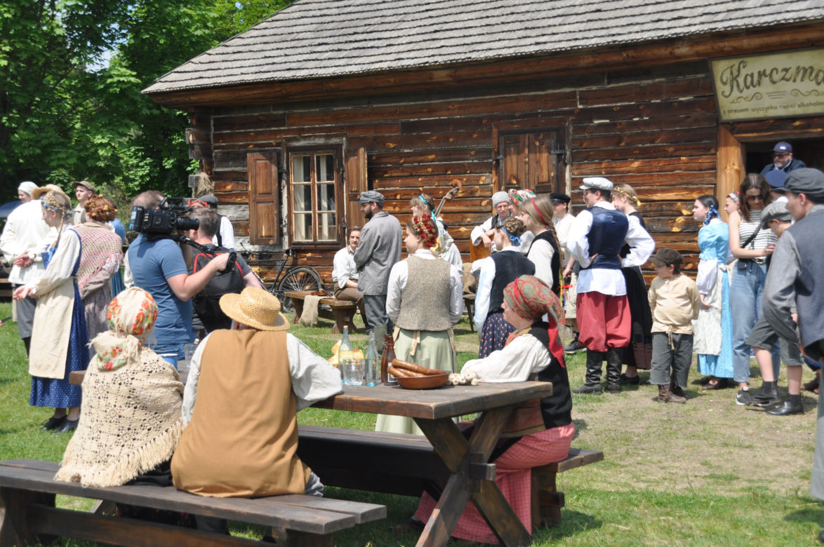 "Sami swoi. Początek". Filmowy kręcili sceny w Muzeum Wsi Kieleckiej w Tokarni