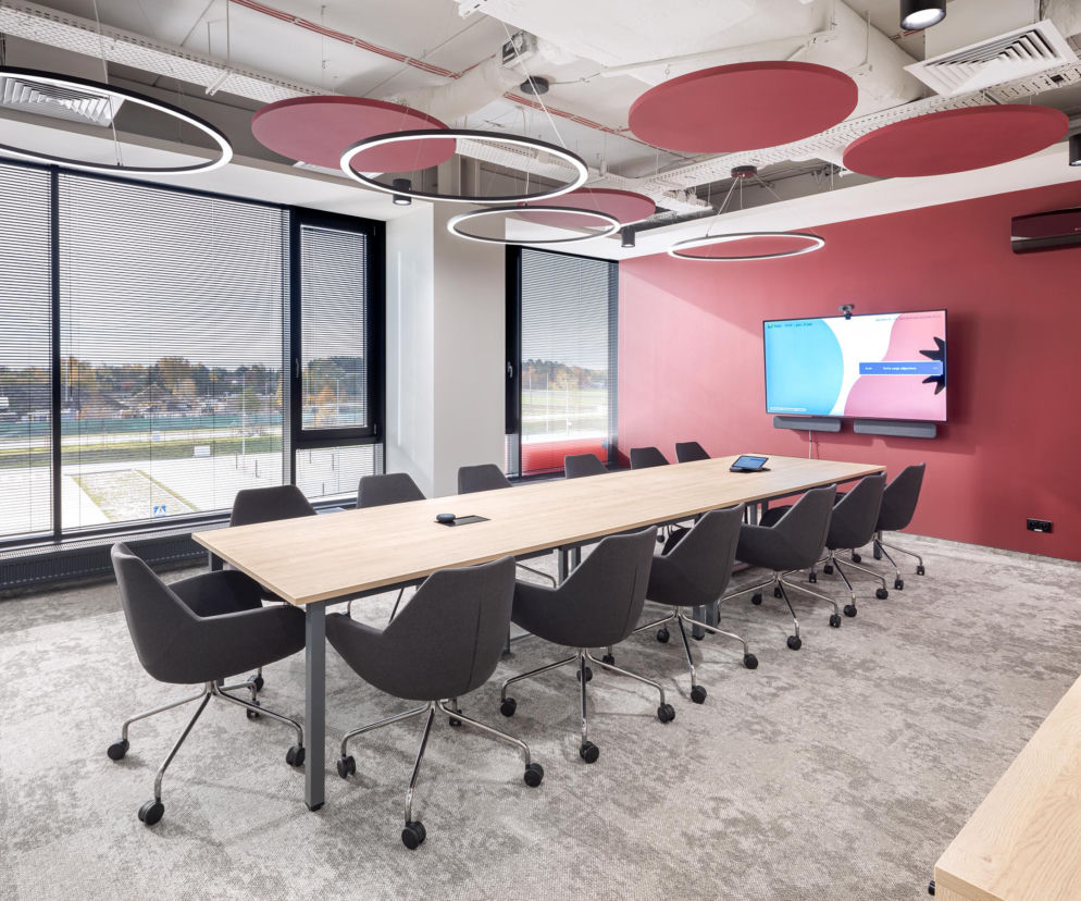 Wyzwania akustyczne i materiałowe w biurze Auchan w Wilczej Górze