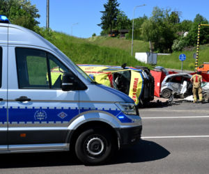 Makabra na drodze w Przemyślu! Osobówka zderzyła się z karetką. Nie żyje mężczyzna