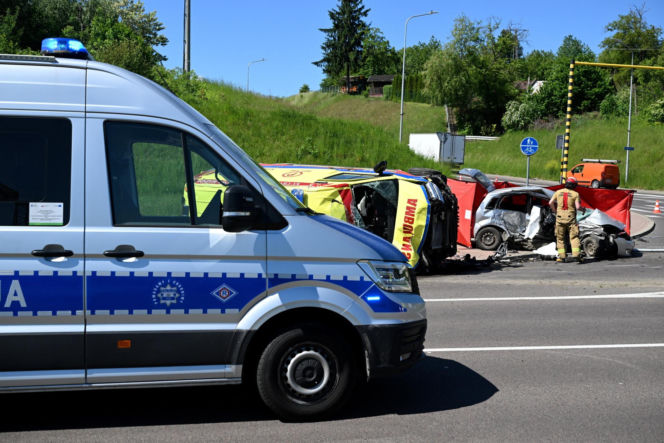 Makabra na drodze w Przemyślu! Osobówka zderzyła się z karetką. Nie żyje mężczyzna