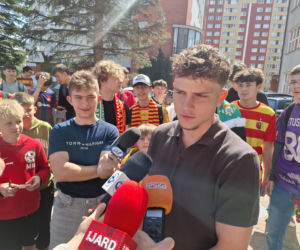 Oskar Pietuszewski po maturze z języka obcego. Leci do Porto