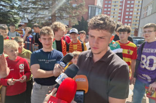 Oskar Pietuszewski po maturze z języka obcego. Leci do Porto