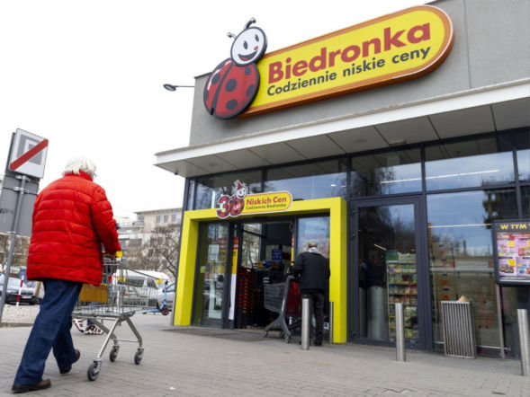 Biedronka tnie ceny i zmienia godziny otwarcia