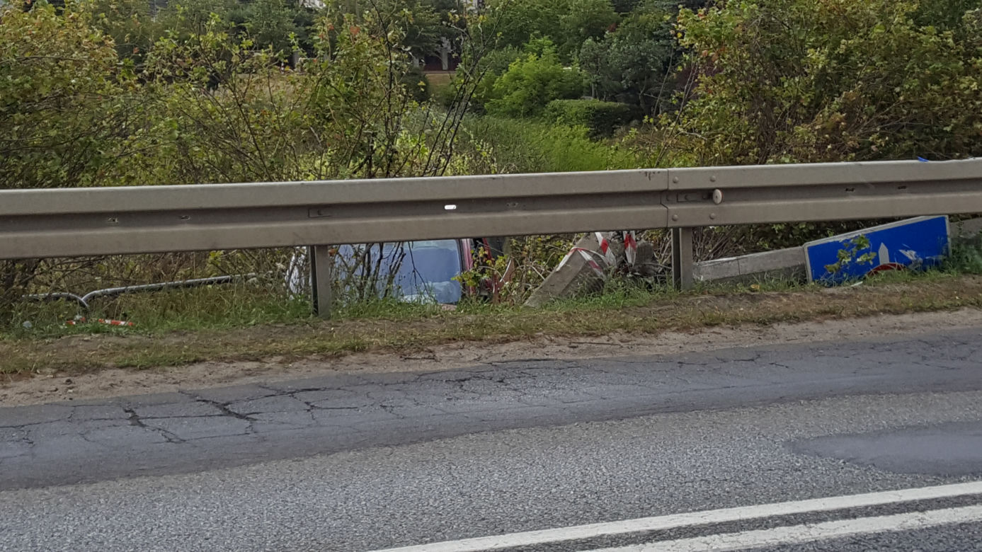 O krok od tragedii na ul. Kolbego! Auto przeleciało przez barierki!