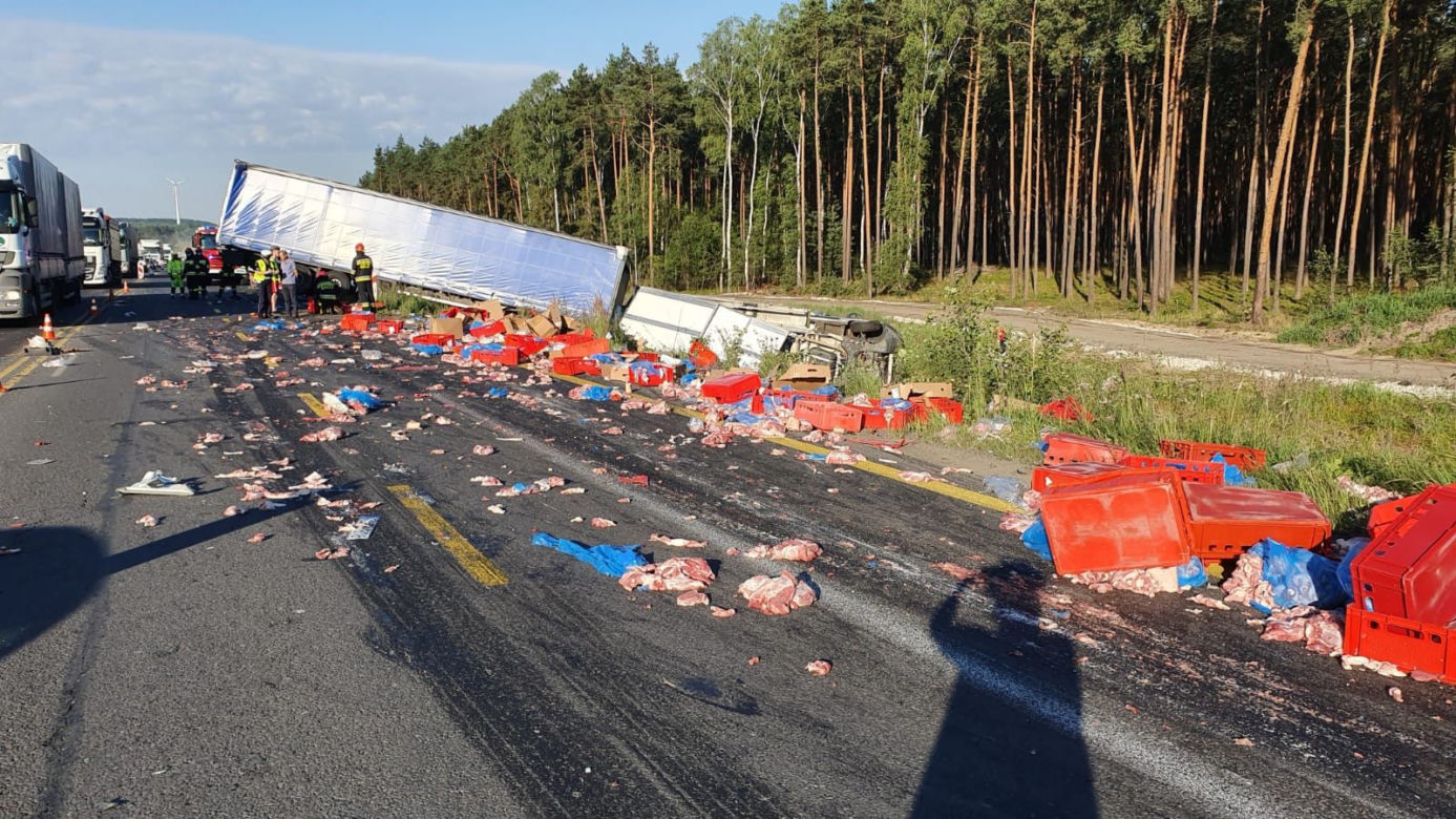 Łódzkie: Kilogramy MIĘSA na „Gierkówce”. TIR staranował busa [FOTO]