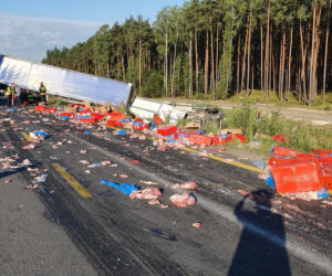 Łódzkie: Kilogramy MIĘSA na „Gierkówce”. TIR staranował busa [FOTO]