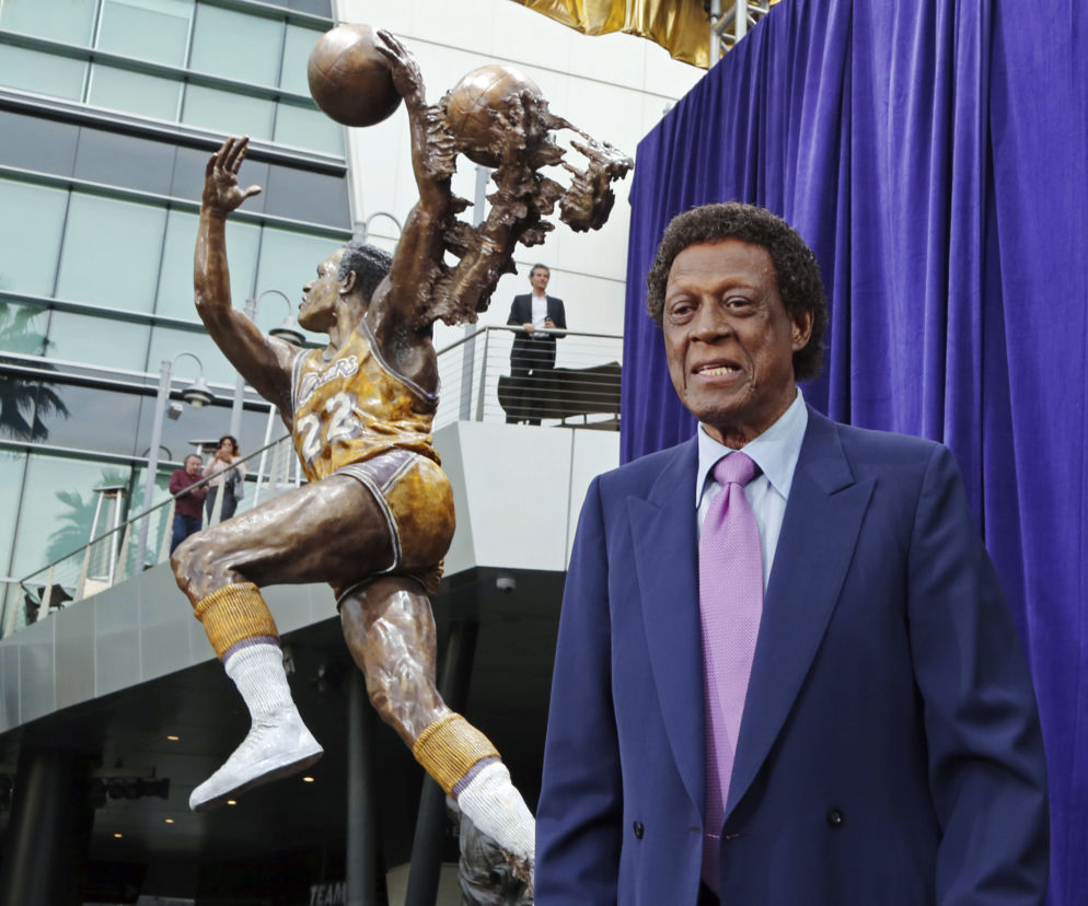 Elgin Baylor przy swoim pomniku w Los Angeles