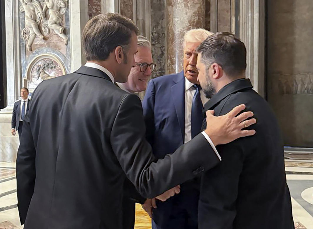 Trump powiedział to do Macrona na pogrzebie! "Nie powinieneś tu być"