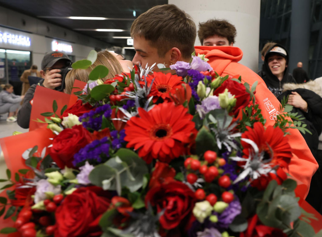 Władimir Semirunnij w czułych objęciach z dziewczyną po powrocie do Polski