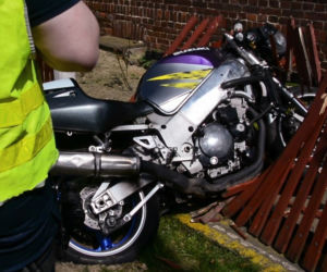 25-letni motocyklista potrącił policjanta, po czym sam rozbił się na płocie