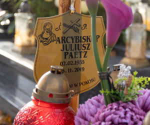 Arcybiskup Juliusz Paetz. Miał spocząć w katedrze, skończył w drewnianej mogile