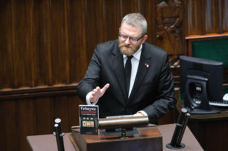 Skandaliczne sceny w sejmie! Poseł Braun do ministra Niedzielskiego: Będziesz pan wisiał [WIDEO]
