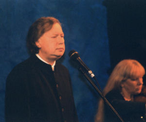 Kraków pamięta. Na grobie Marka Grechuty zawsze palą się znicze. Jeden szczegół jego grobu chwyta za serce