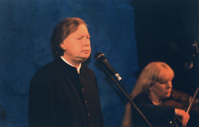 Kraków pamięta. Na grobie Marka Grechuty zawsze palą się znicze. Jeden szczegół jego grobu chwyta za serce