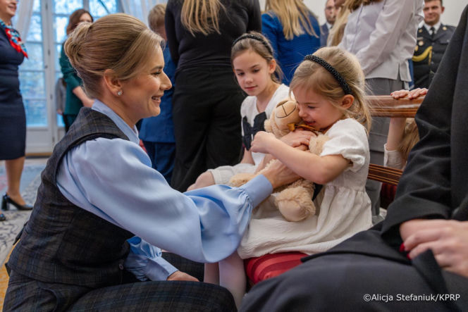 Marta Nawrocka w bufiastych rękawach