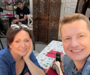 M jak miłość po wakacjach. Marysia (Małgorzata Pieńkowska), Paweł (Rafał Mroczek) na planie