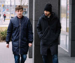 Na Wspólnej odc. 3277. Tomek (Krzysztof Chodorowski), ksiądz Olek (Jan Hussakowski)