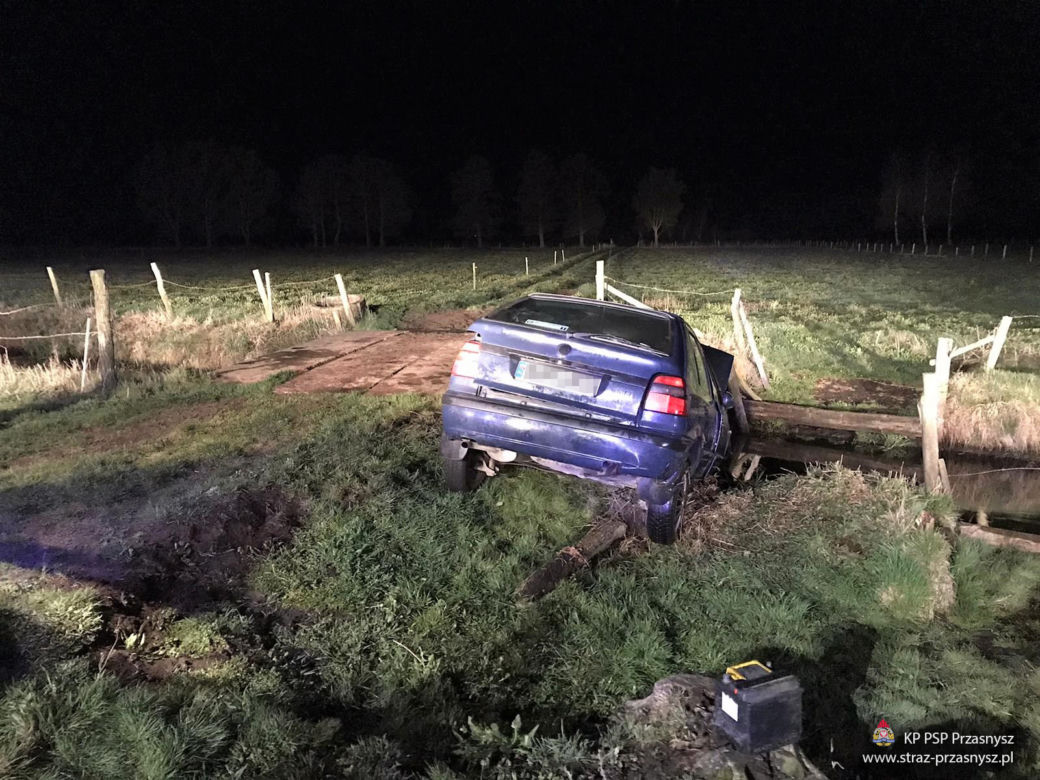 Przasnysz. Auto wpadło do wody, lądując na dachu! Kierowca uciekł [ZDJĘCIA]