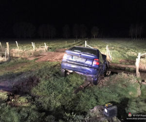 Przasnysz. Auto wpadło do wody, lądując na dachu! Kierowca uciekł [ZDJĘCIA]