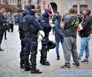 Manifestacje antycovidowców we Wrocławiu i Lubinie