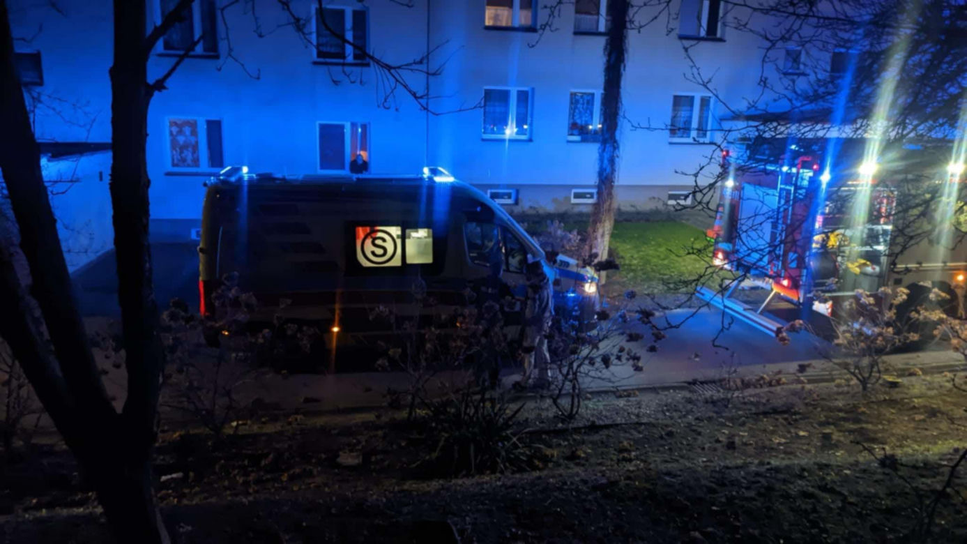 Nocny pożar w bloku przy Olszewskiego w Jaworznie. Ewakuacja setki mieszkańców. Dwoje dzieci w szpitalu