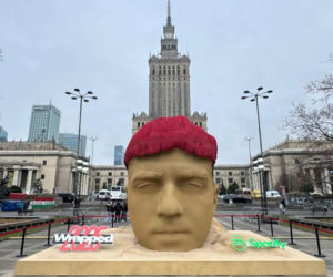 Gigantyczna rzeźba Maty wyrosła w centrum Warszawy. PKiN opanowany przez fanów