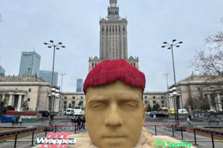 Gigantyczna rzeźba Maty wyrosła w centrum Warszawy. PKiN opanowany przez fanów