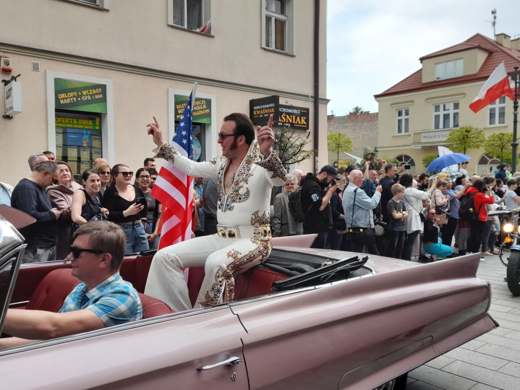 Elivis Presley w swoim cadillacu otworzył Święto Paniagi w Rzeszowie.  Wielki pochód w amerykańskim stylu!