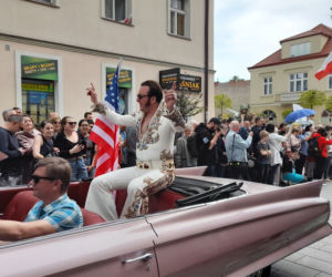Elivis Presley w swoim cadillacu otworzył Święto Paniagi w Rzeszowie.  Wielki pochód w amerykańskim stylu!