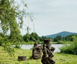 Unikalna wieś w Świętokrzyskiem. Szklany dom w Ciekotach przyciąga turystów