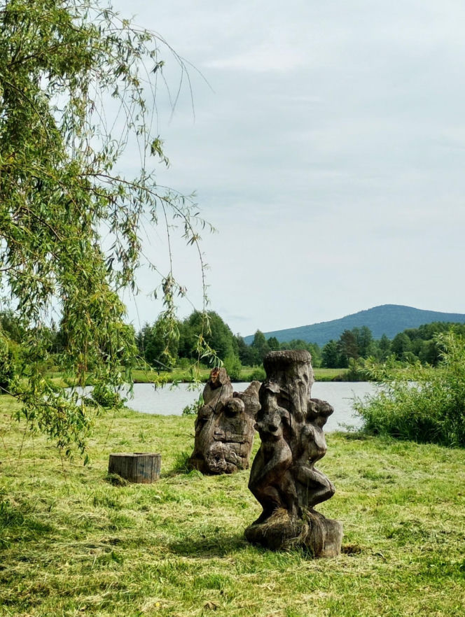 Unikalna wieś w Świętokrzyskiem. Szklany dom w Ciekotach przyciąga turystów