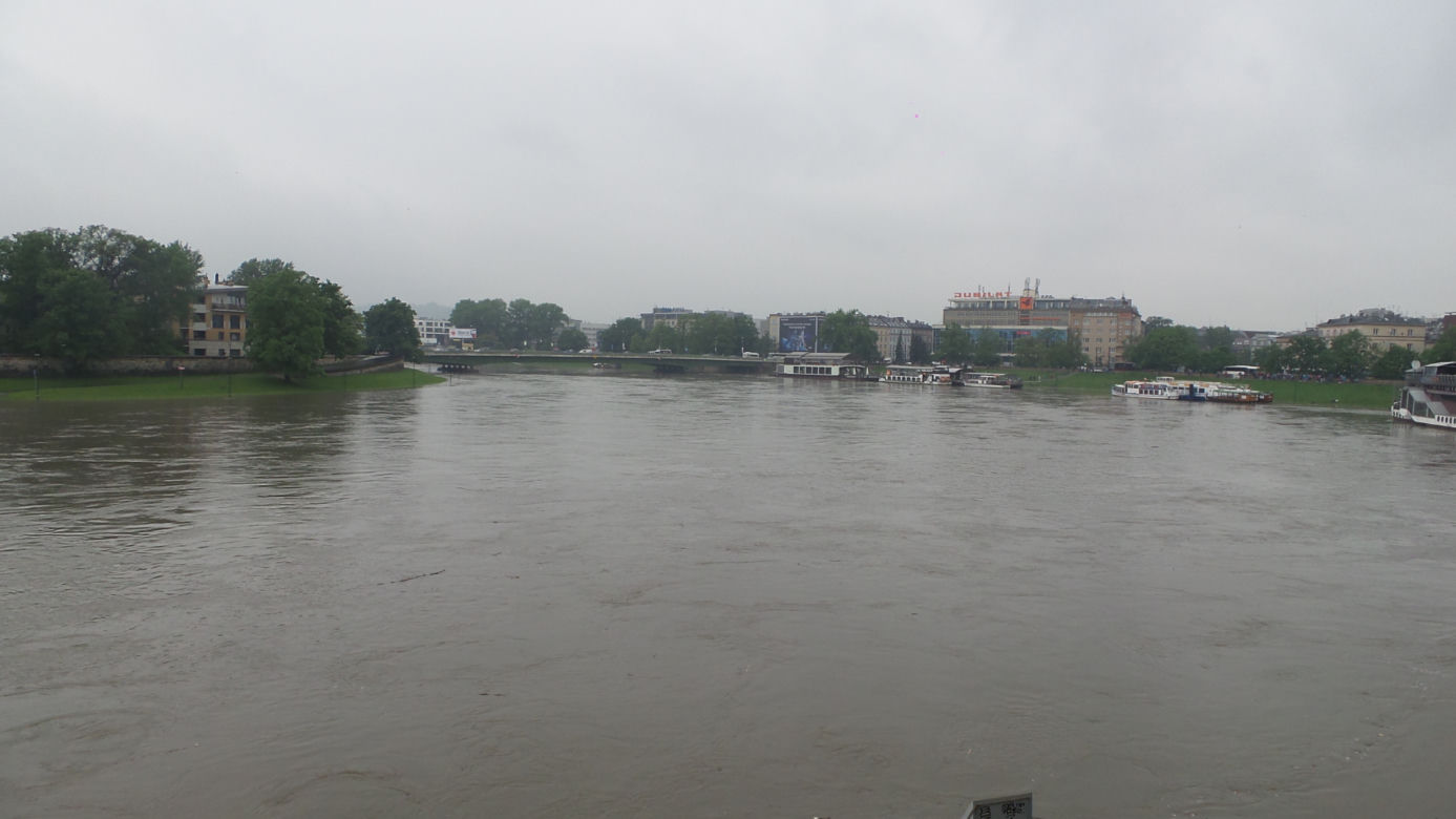 Powódź w Krakowie 24.05.2019: Fala kulminacyjna na Wiśle: zalane bulwary, "okropny widok"