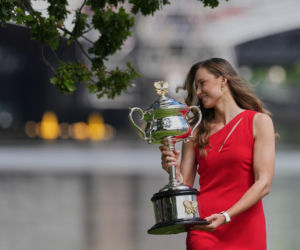 Jelena Rybakina, sesja z pucharem mistrzyni Australian Open