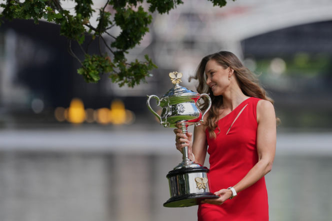 Jelena Rybakina, sesja z pucharem mistrzyni Australian Open