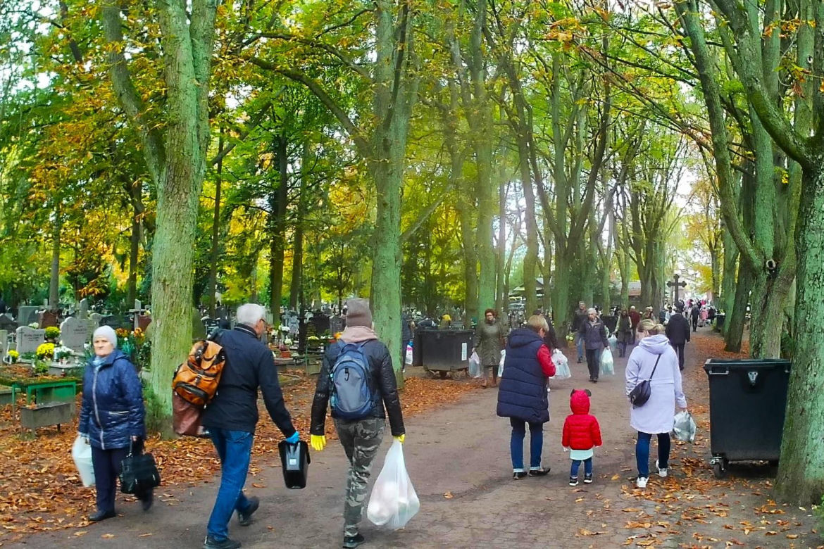 Wzmożony ruch na Cmentarzu Centralnym w Szczecinie