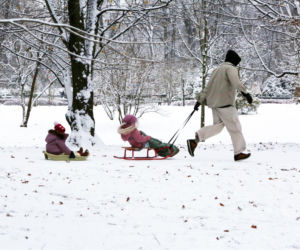 Maciej Pela zabrał córeczki na sanki