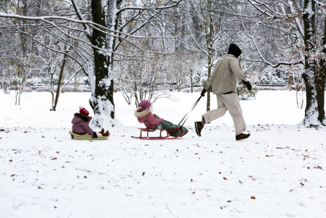 Maciej Pela zabrał córeczki na sanki
