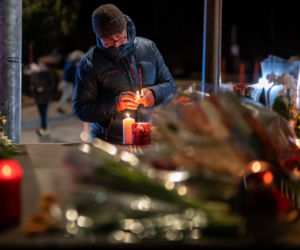 Szwajcaria. Śmiertelny pożar w kurorcie Crans-Montana. Ludzie modlą się za zmarłych i przynoszą kwiaty [ZDJĘCIA].