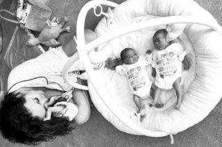 Supergwiazda urodziła bliźniaczki. Szczęście ukróciła koszmarna diagnoza. Nigdy nie będą chodzić