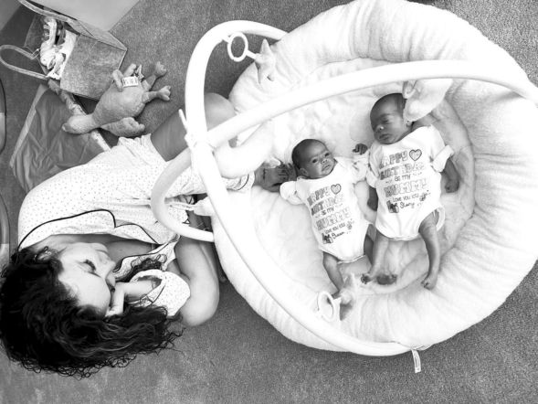 Gwiazda urodziła ciężko chore bliźniaczki. Teraz ojciec dzieci ją zostawił. Ucieka od problemu