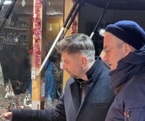 Biedroń i Śmiszek szukają prezentów pod choinkę,