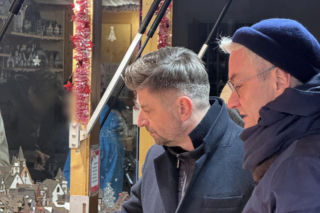 Biedroń i Śmiszek szukają prezentów pod choinkę,