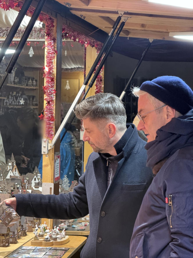 Biedroń i Śmiszek szukają prezentów pod choinkę,